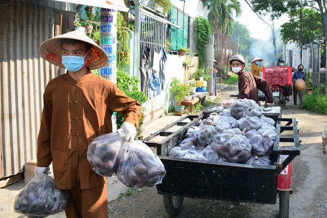Continuing to support people in need in the Covid-19 pandemic of Hoang Phap Pagoda (series 2)